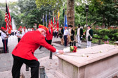 Commandant Neil B. Corley places flowers at the Tomb of the Unknown Soldier of American Revolution.