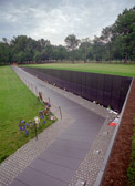 The memorial's walls point to the Washington Monument and Lincoln Memorial, thus bringing the memorial into the historical context of our country.